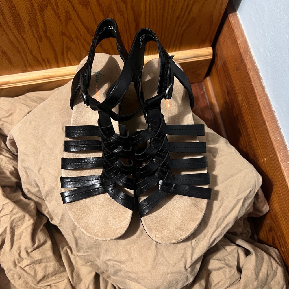 BareTraps Yuu Black Strappy Sandals